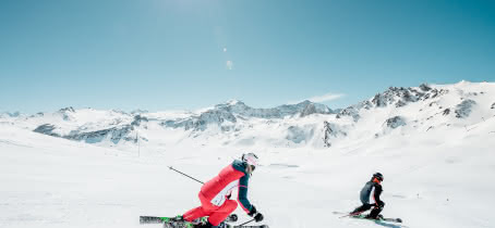 Deux skieurs sur la piste bleue Palafour du domaine relié Tignes - Val d'Isère